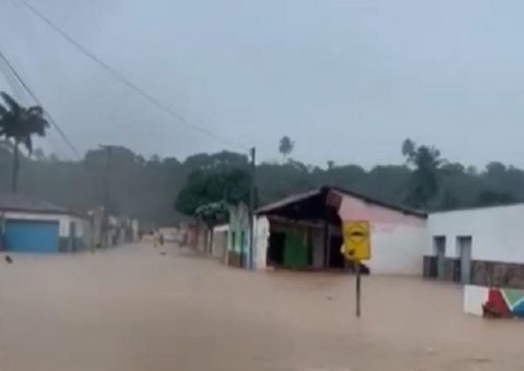 Cheia do Rio Coruripe deixou a cidade de Feliz Deserto completamente inundada
