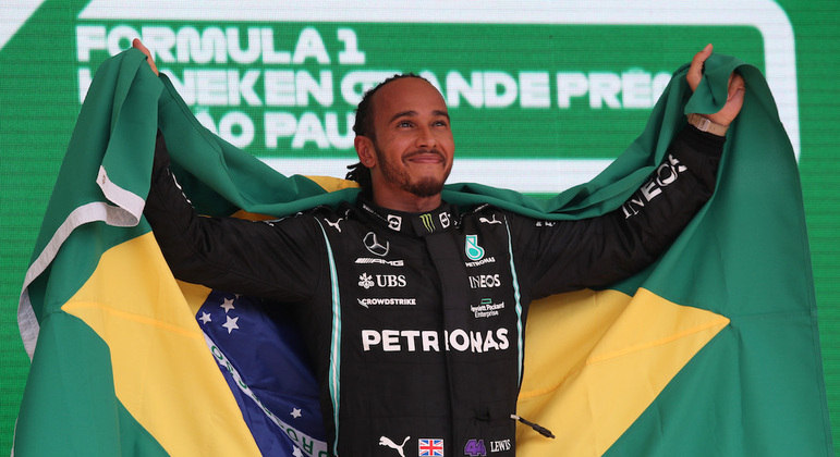 Piloto Lewis Hamilton recebe título de cidadão brasileiro