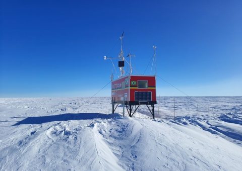Módulo autônomo localizado no deserto polar completou dez anos de envio ininterrupto de dados para a comunidade científica internacional; módulo é estação oficial cadastrada na Organização Meteorológica Mundial