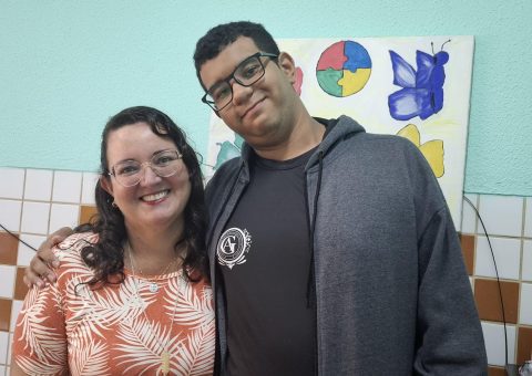 Professora Flávia Nascimento de Souza e seu filho José Flávio de Souza Neto, de 15 anos, jovem autista matriculado no espaço onde construiu sua trajetória é motivo de grande orgulho