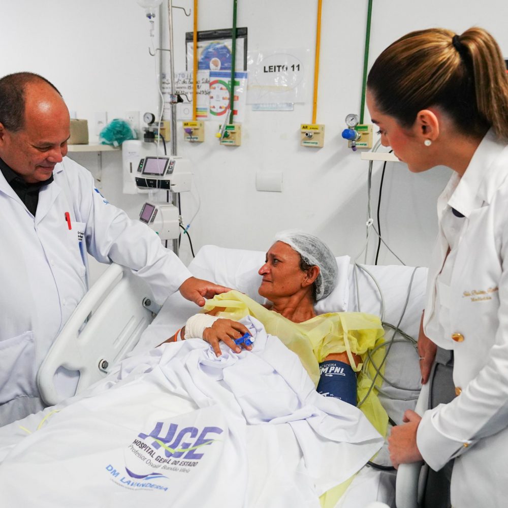 O secretário de Estado da Saúde, médico Gustavo Pontes de Miranda e a primeira-dama, médica Júlia Brito, visitaram diversas alas do HGE e conversaram com os pacientes