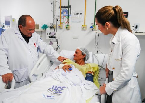 O secretário de Estado da Saúde, médico Gustavo Pontes de Miranda e a primeira-dama, médica Júlia Brito, visitaram diversas alas do HGE e conversaram com os pacientes