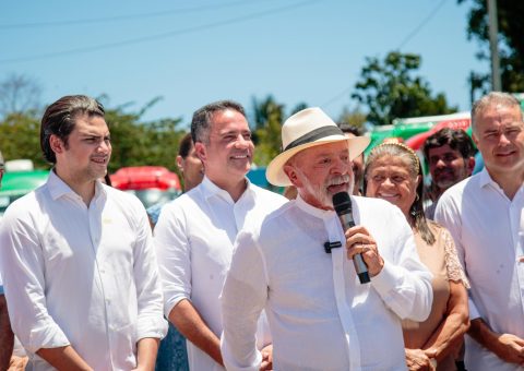 Ao lado do presidente Lula e do ministro Renan Filho, Paulo Dantas participou da entrega das ambulâncias Pei Fon