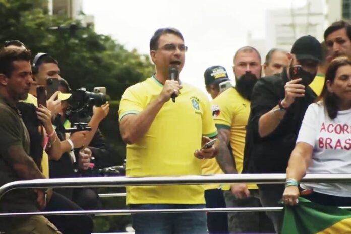 Derrotado por mais de 4 milhões de votos Flávio Bolsonaro chama eleição de ‘sacanagem’